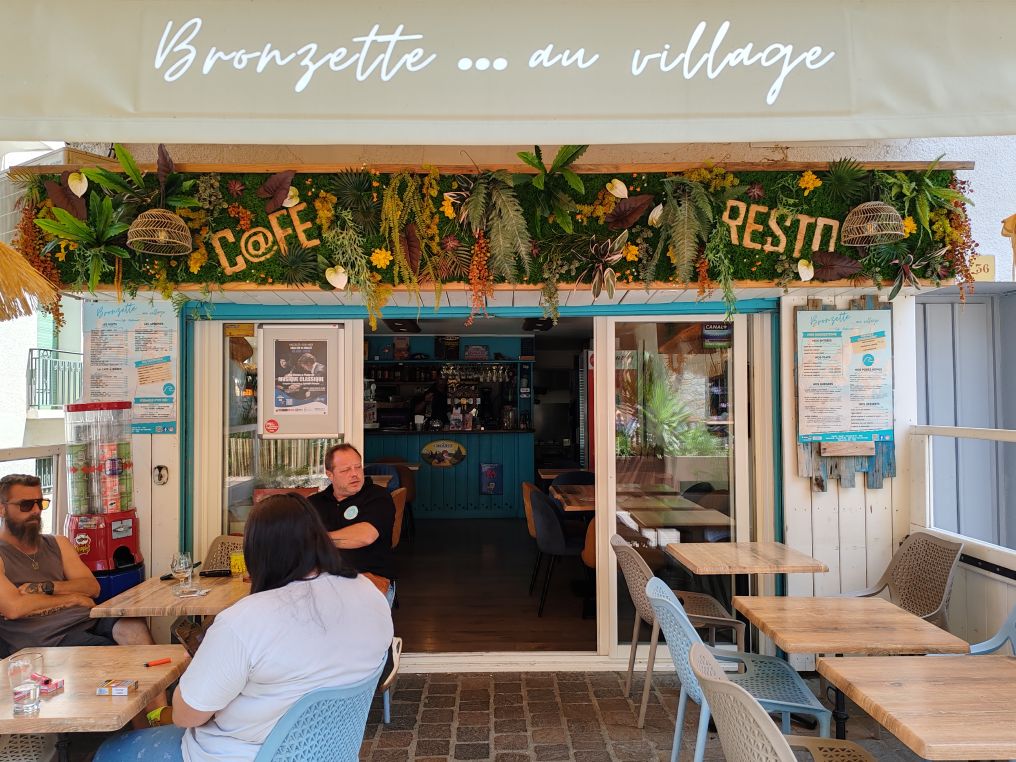 Salle et carte du restaurant Bronzette